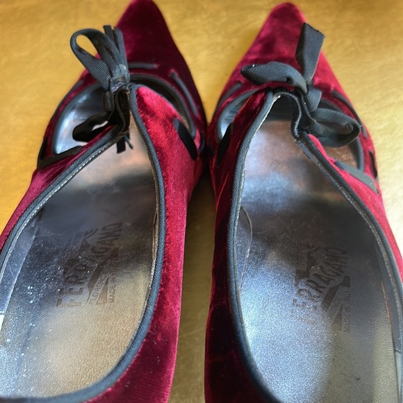 RARE! Salvatore Ferragamo Lace-Up Crushed Velvet Pumps - Picture 10 of 16